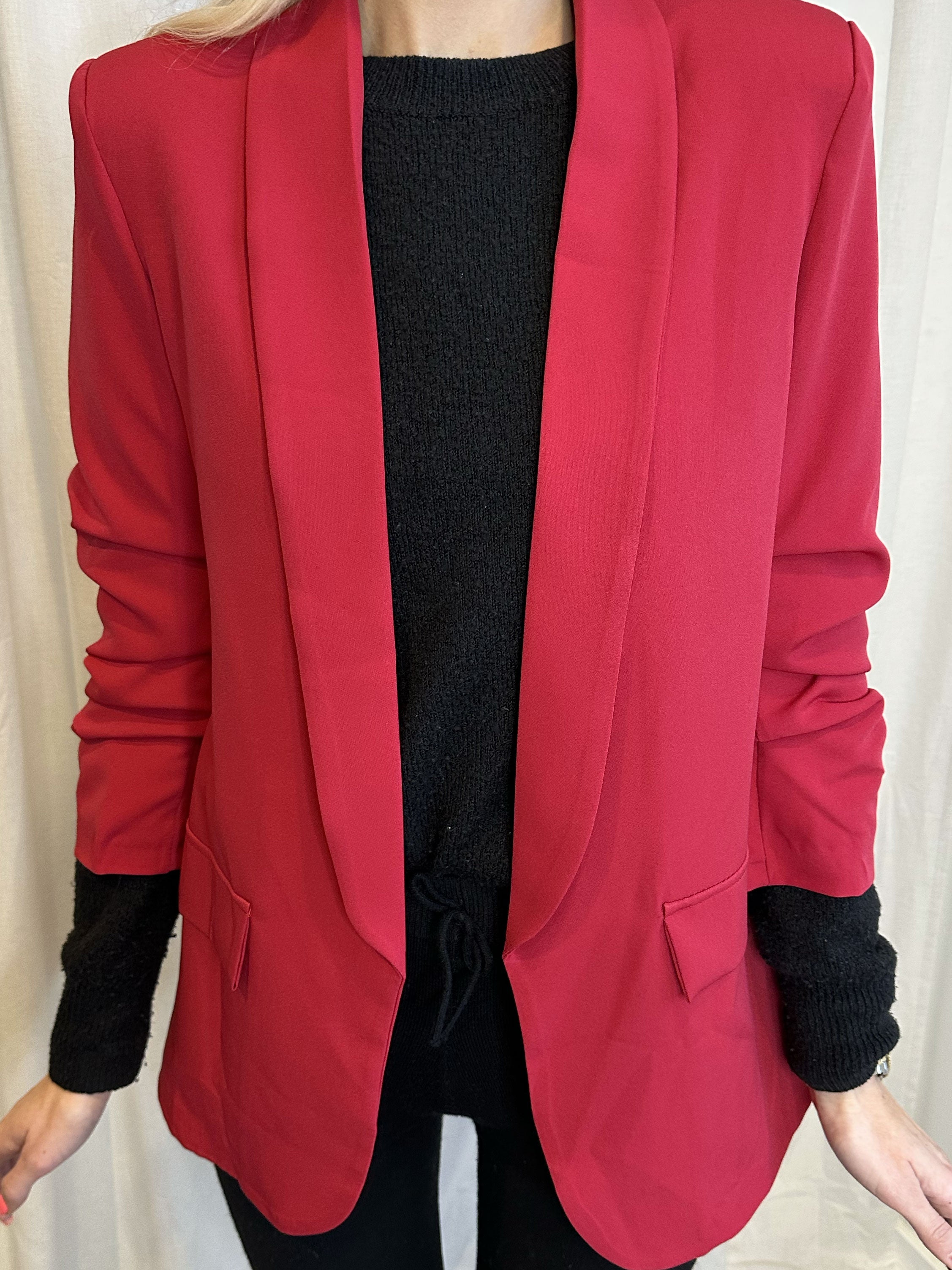 Mila - Stilren blazer med rynk på ærmet